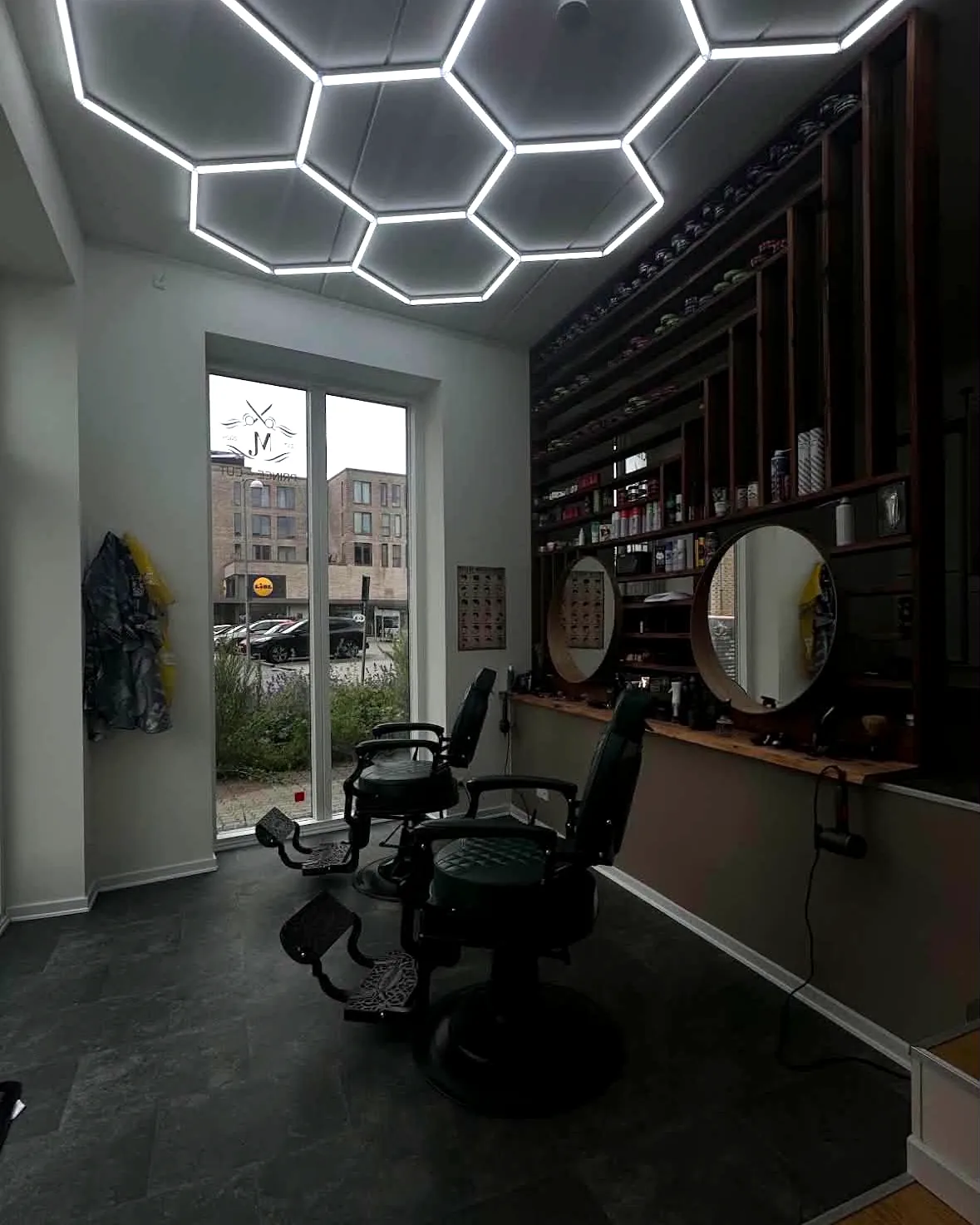 Salonen hos Prince~Cut — barberstole, spejle og hexagon-lys